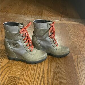 Sorel Taupe Wedge Boots with Orange Laces